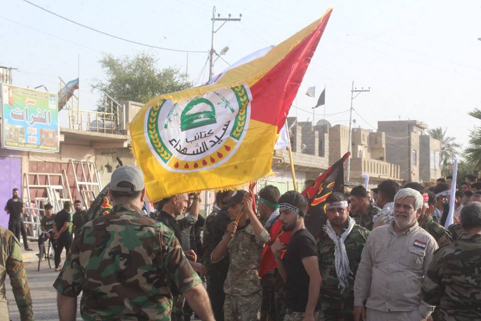 مقاتلون شيعة خلال مسيرة بمناسبة 